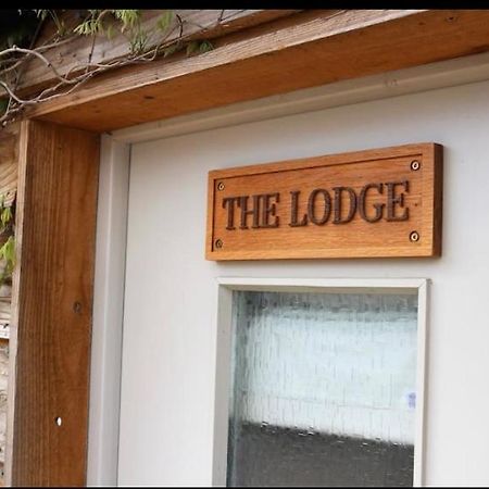 Cotswolds Lodge In 米尼斯特洛夫尔 外观 照片